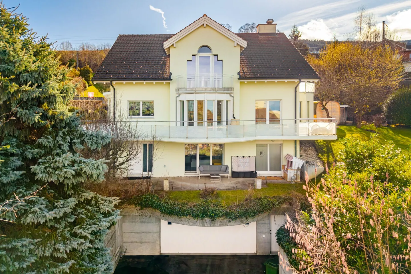 Villa rappresentativa e unica in una posizione residenziale di alto livello con vista lago attraente e appartamento - Foto 3 di 65