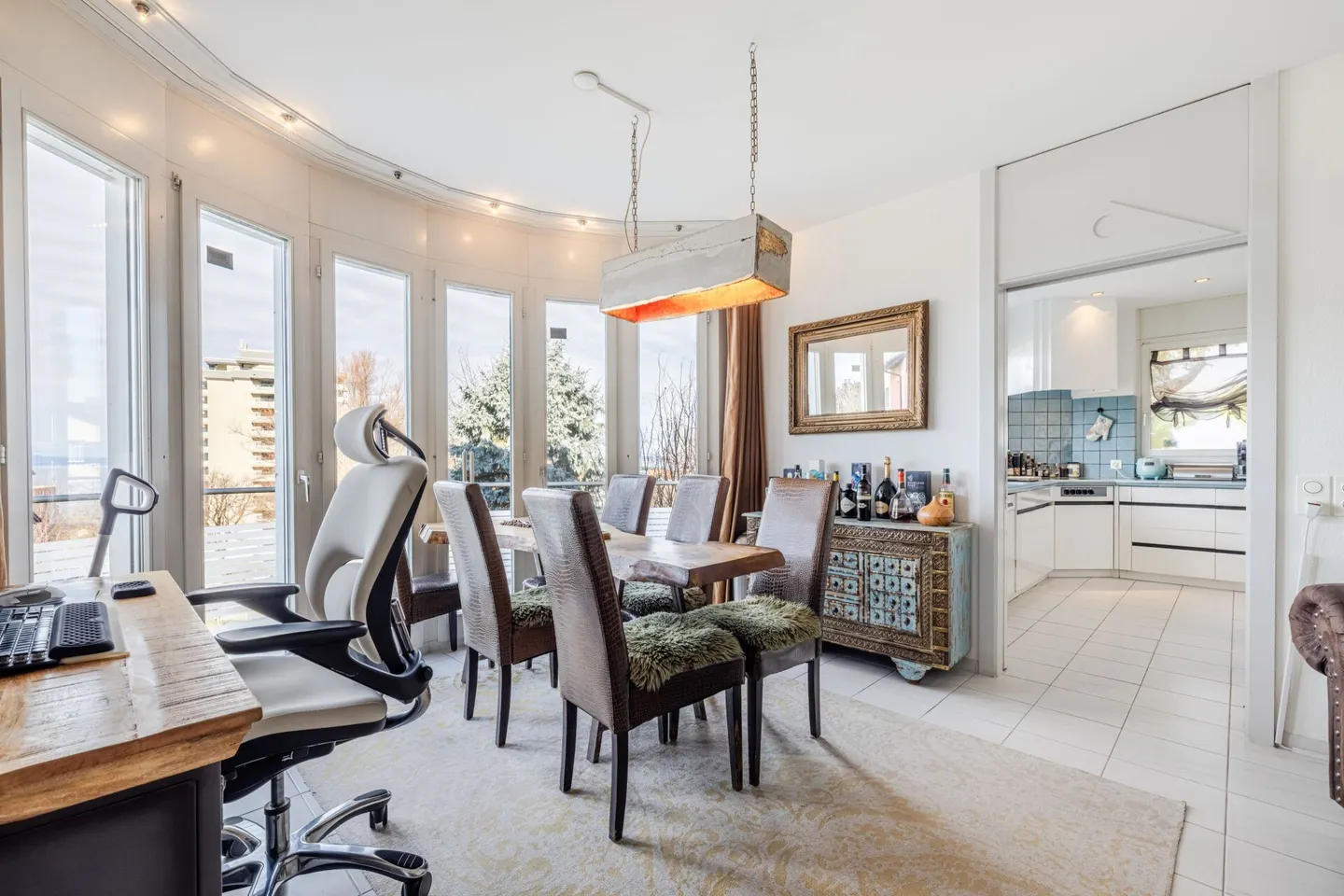Villa rappresentativa e unica in una posizione residenziale di alto livello con vista lago attraente e appartamento - Foto 20 di 65