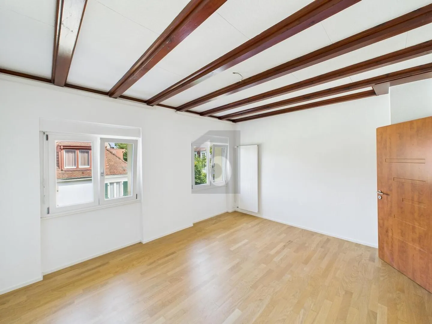 BRIGHT AND SPACIOUS WITH PLENTY OF ROOM TO LIVE - Photo 4 of 6