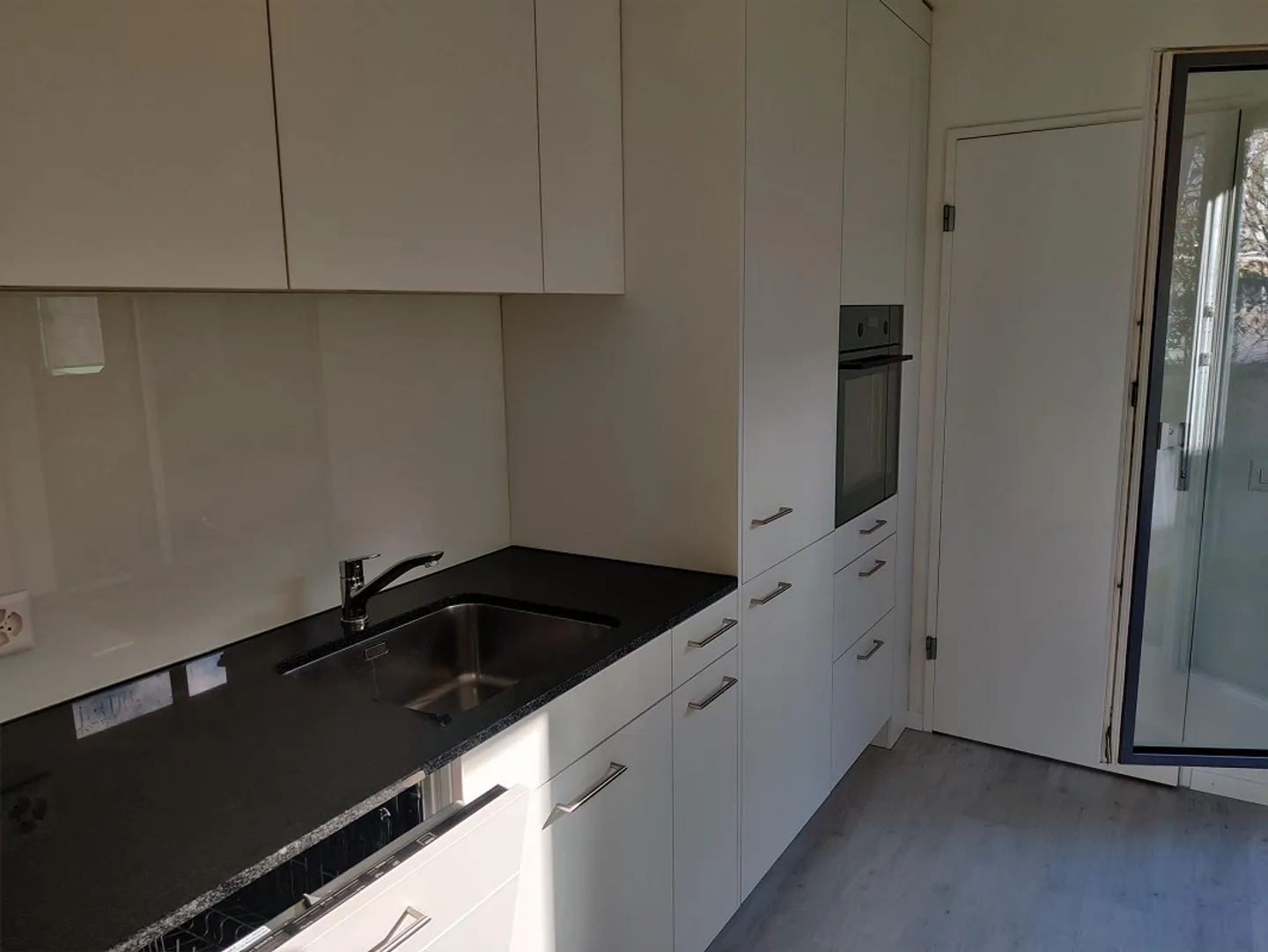 Grande appartement penthouse 4 1/2 pièces avec deux terrasses - Photo 2 sur 13