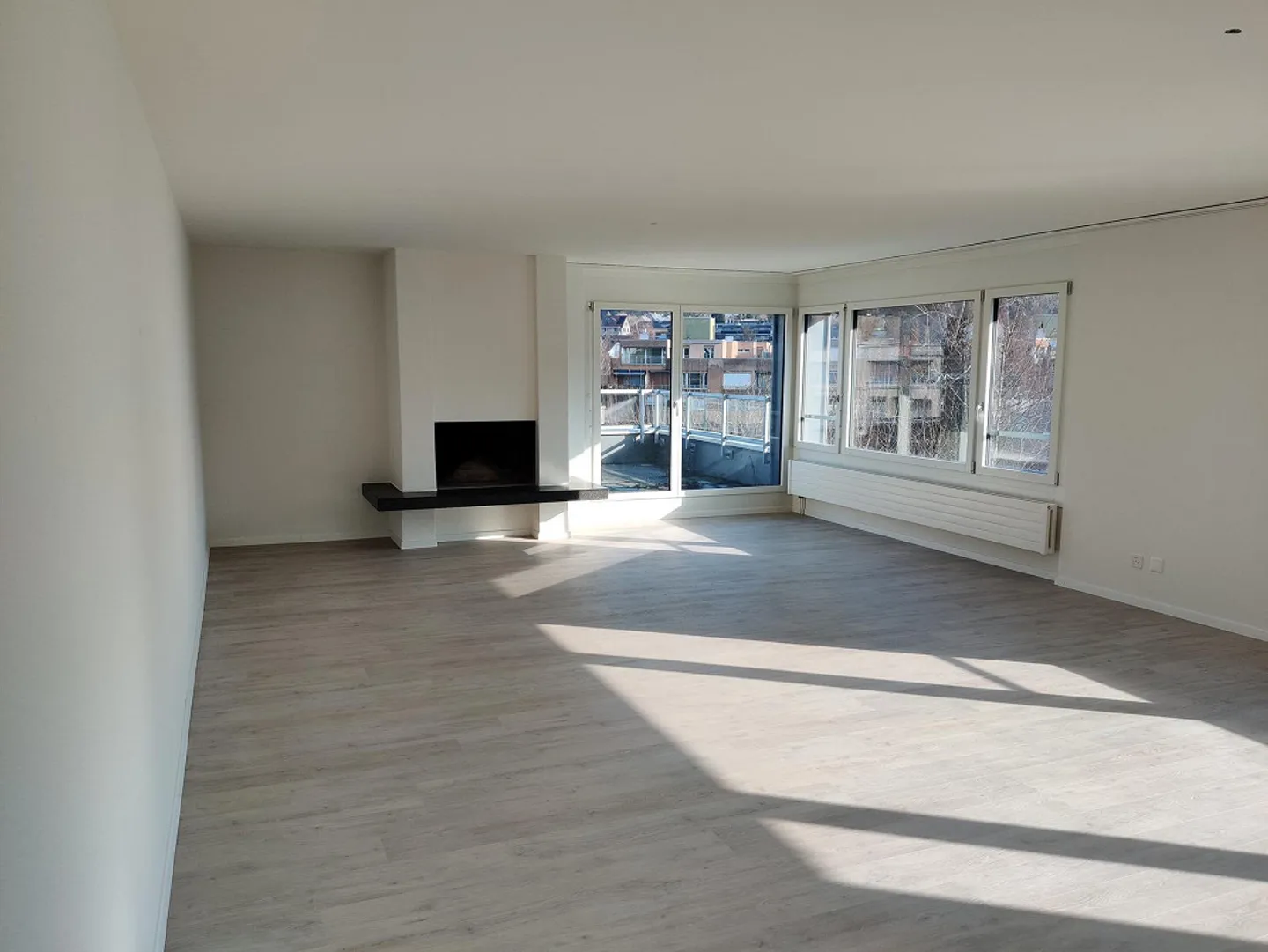 Grande appartement penthouse 4 1/2 pièces avec deux terrasses - Photo 3 sur 13