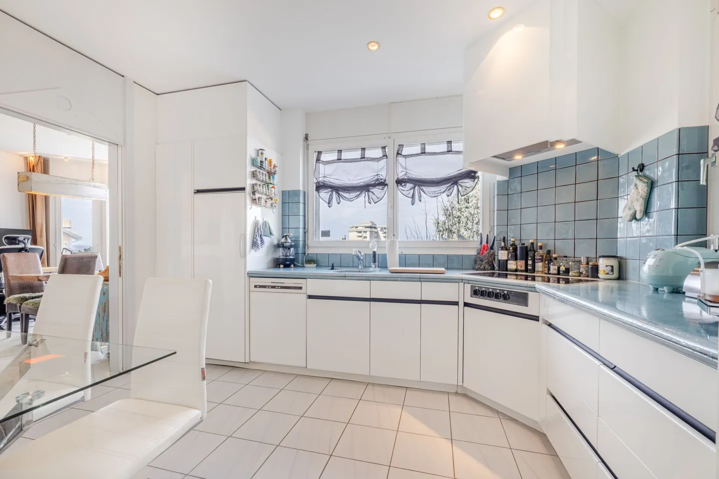Villa rappresentativa e unica in una posizione residenziale di alto livello con vista lago attraente e appartamento - Foto 21 di 65