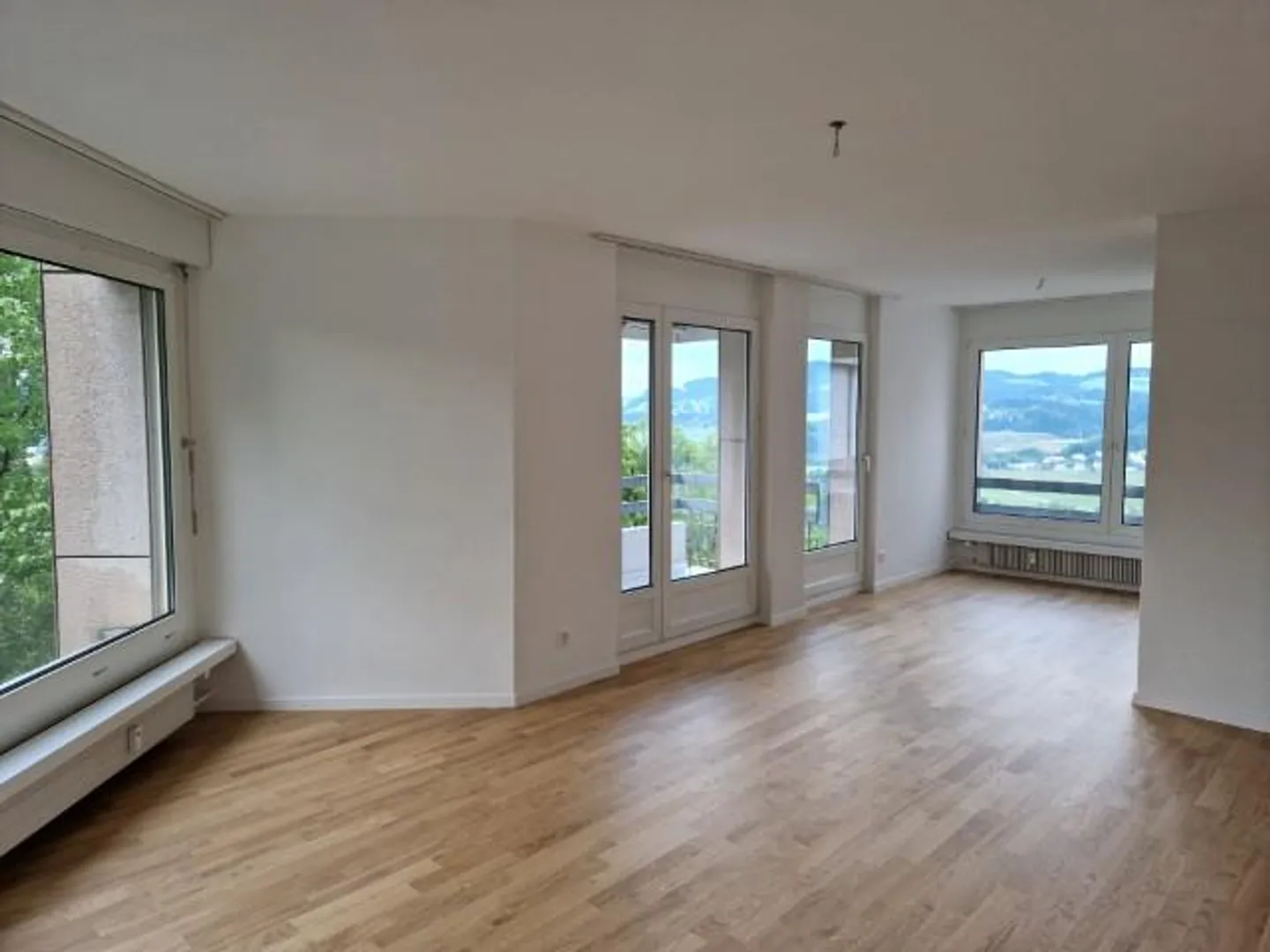 Attractive 3.5-room apartment with balcony on the 6th floor - Photo 1 of 12