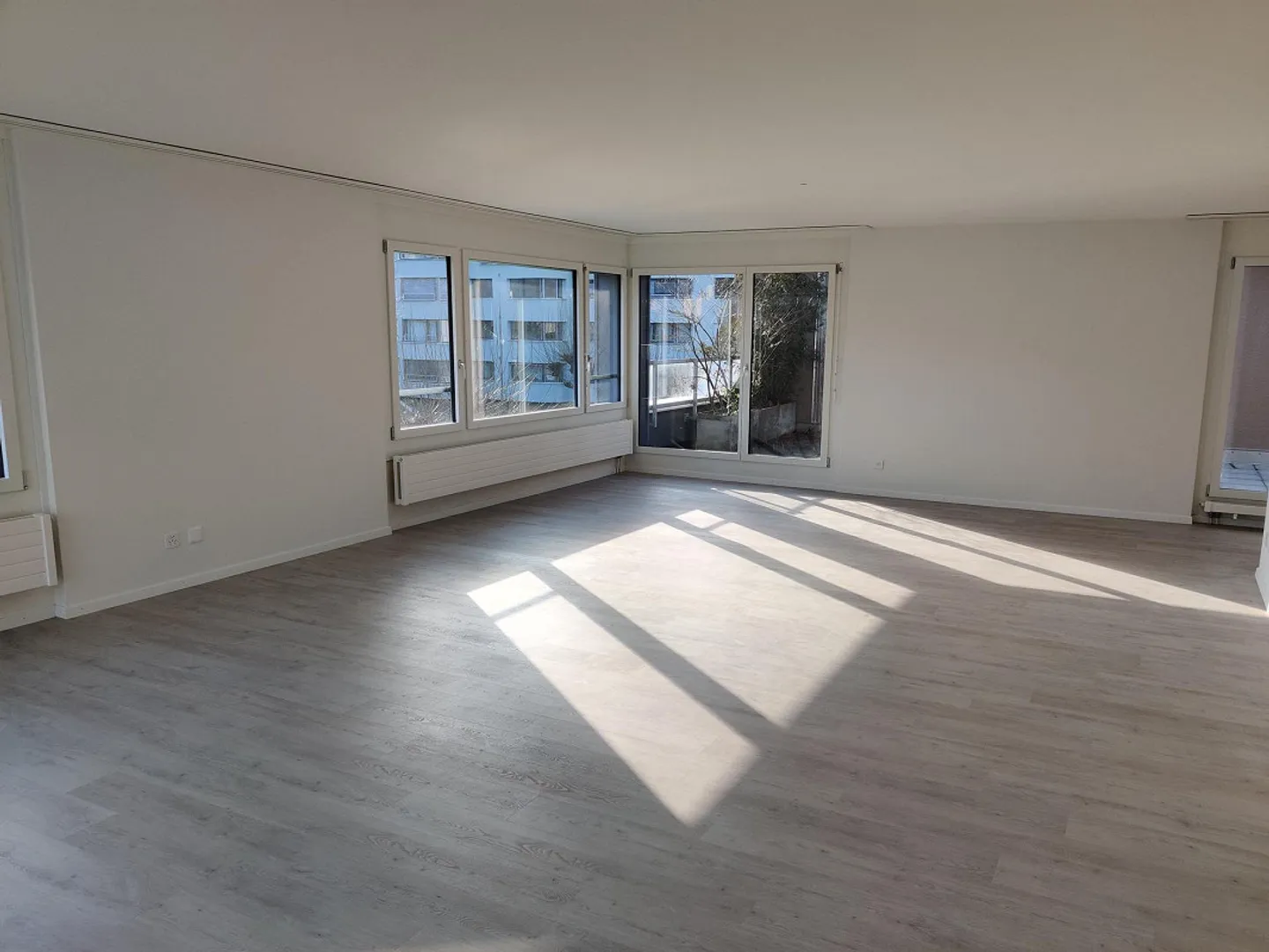 Grande appartement penthouse 4 1/2 pièces avec deux terrasses - Photo 4 sur 13