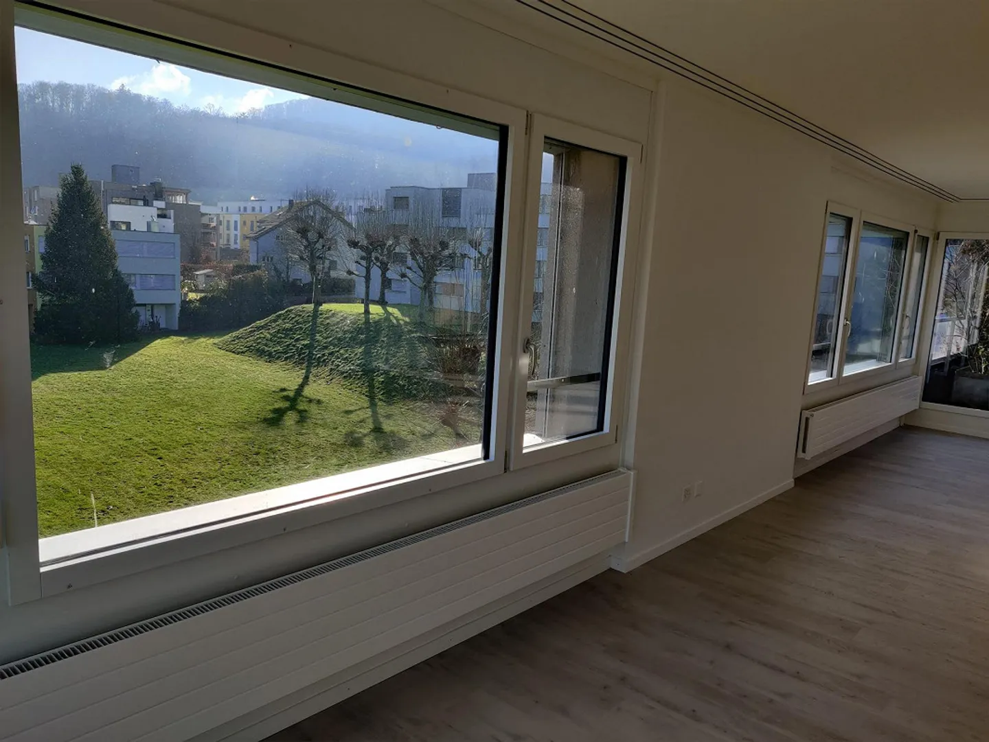 Grande appartement penthouse 4 1/2 pièces avec deux terrasses - Photo 5 sur 13