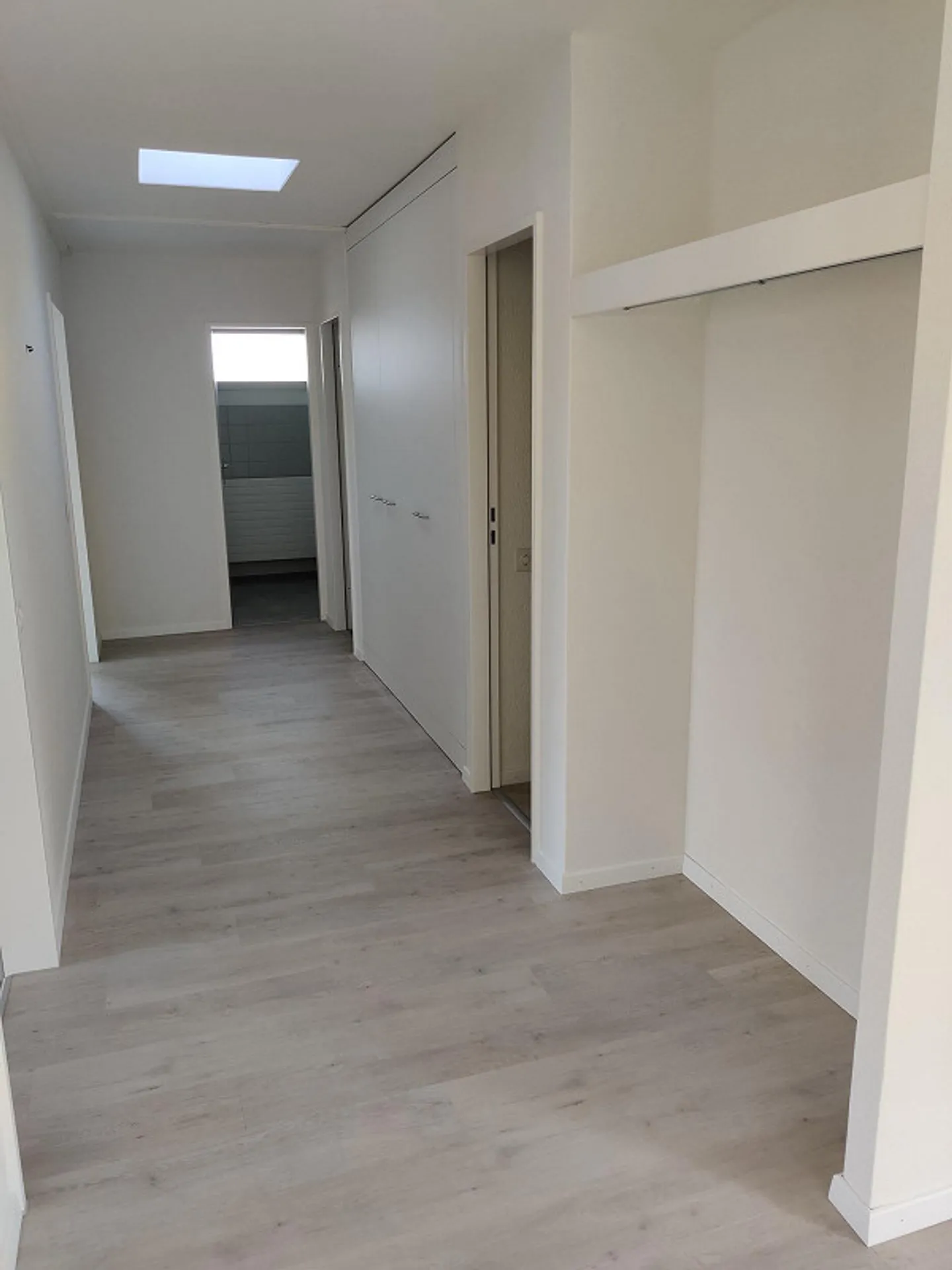 Grande appartement penthouse 4 1/2 pièces avec deux terrasses - Photo 6 sur 13