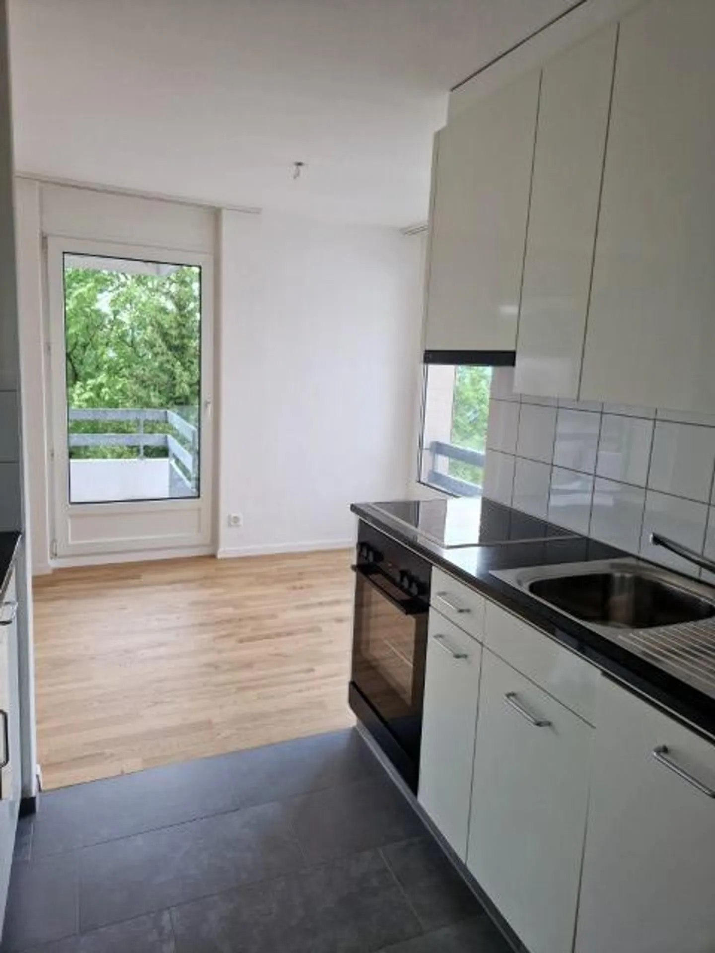 Attractive 3.5-room apartment with balcony on the 6th floor - Photo 4 of 12