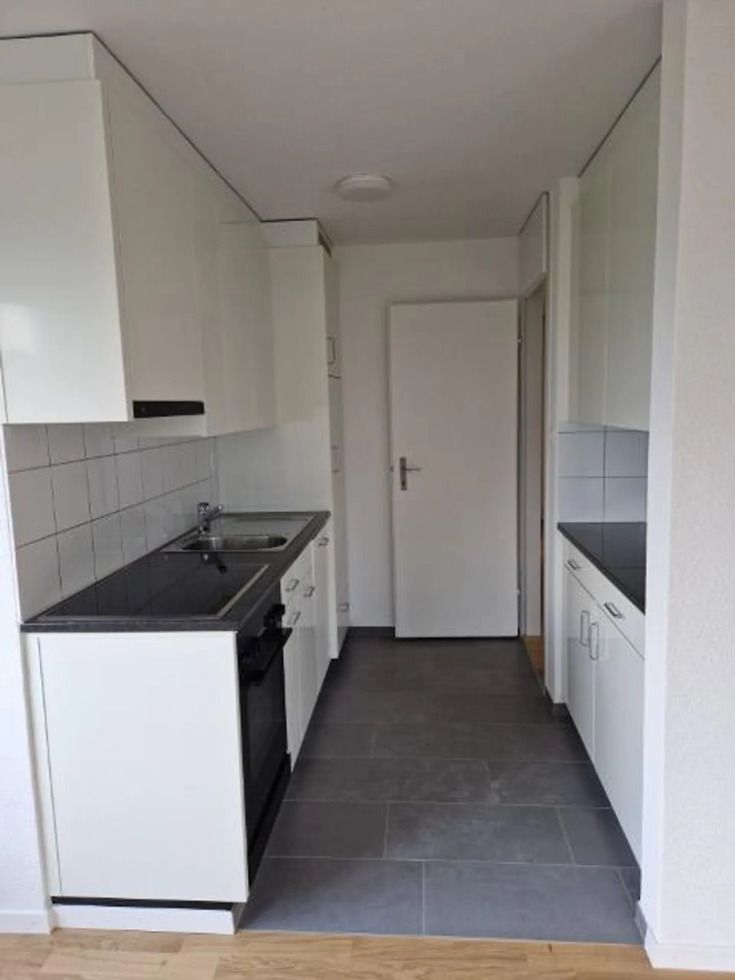 Attractive 3.5-room apartment with balcony on the 6th floor - Photo 5 of 12