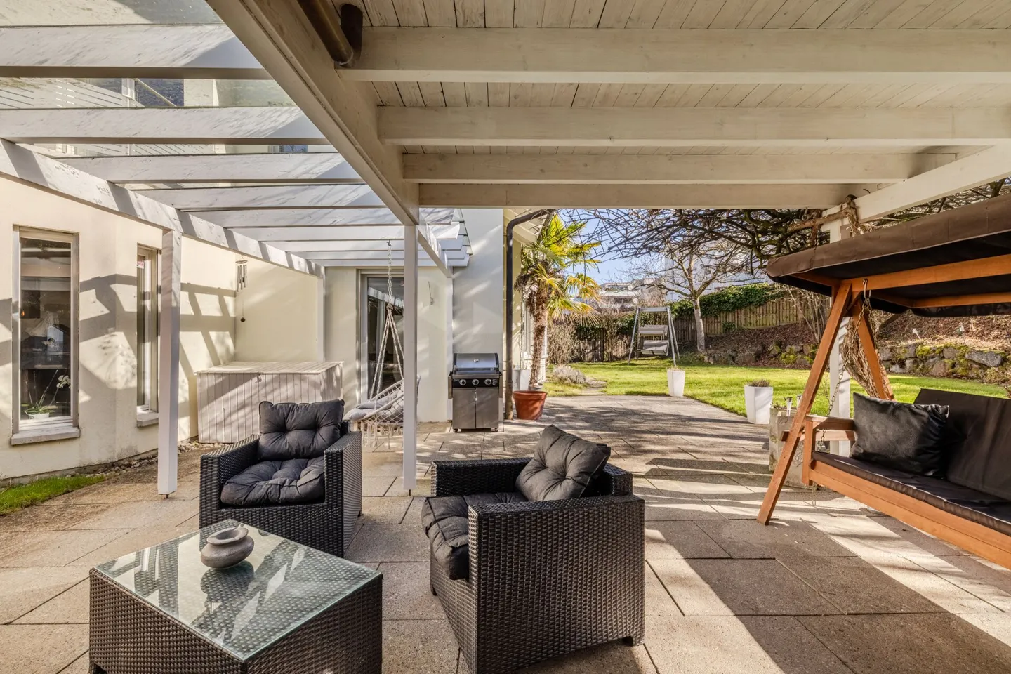 Villa rappresentativa e unica in una posizione residenziale di alto livello con vista lago attraente e appartamento - Foto 25 di 65