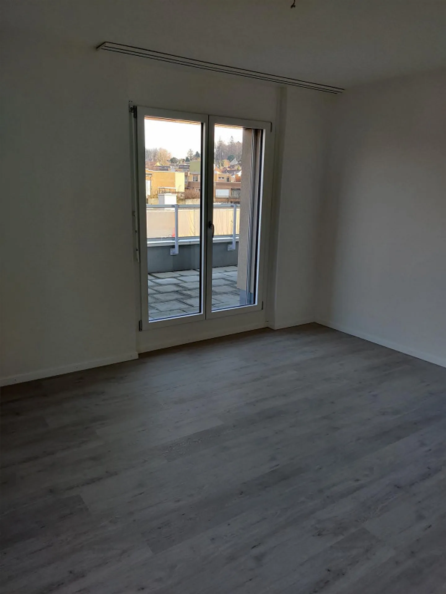 Grande appartement penthouse 4 1/2 pièces avec deux terrasses - Photo 9 sur 13