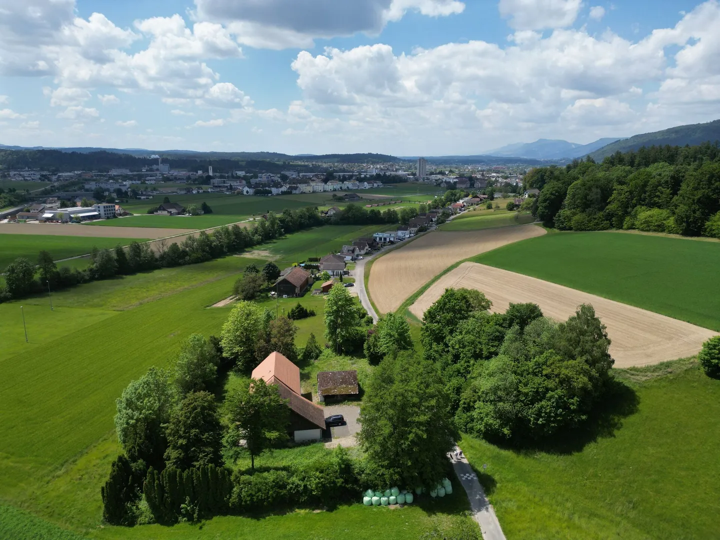 Nuova costruzione con due appartamenti moderni di 4,5 stanze, soffitta ampliabile e parte stalla su un terreno totale di oltre 4'200 m² - Foto 19 di 35