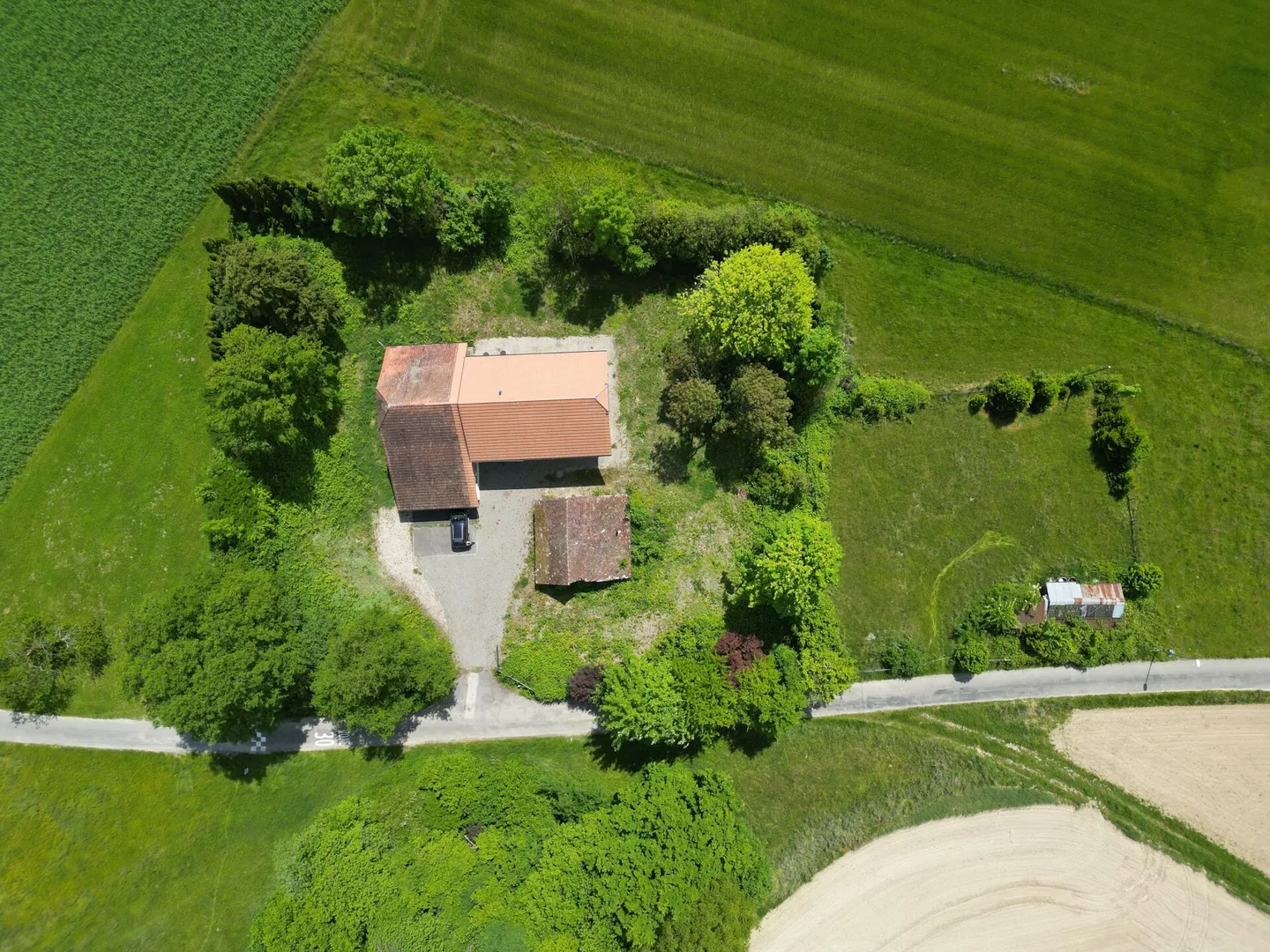 Nuova costruzione con due appartamenti moderni di 4,5 stanze, soffitta ampliabile e parte stalla su un terreno totale di oltre 4'200 m² - Foto 2 di 35