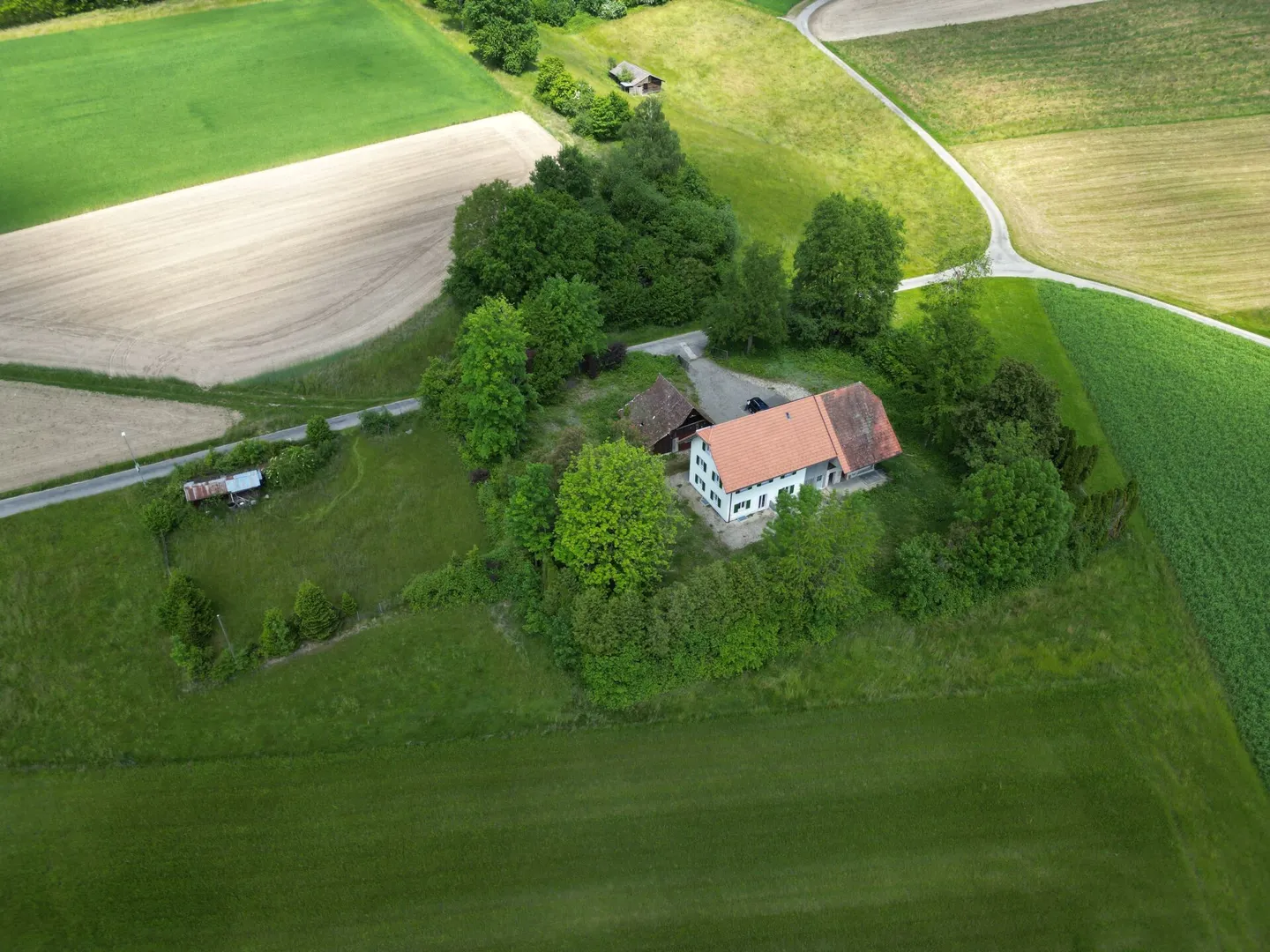Nuova costruzione con due appartamenti moderni di 4,5 stanze, soffitta ampliabile e parte stalla su un terreno totale di oltre 4'200 m² - Foto 3 di 35