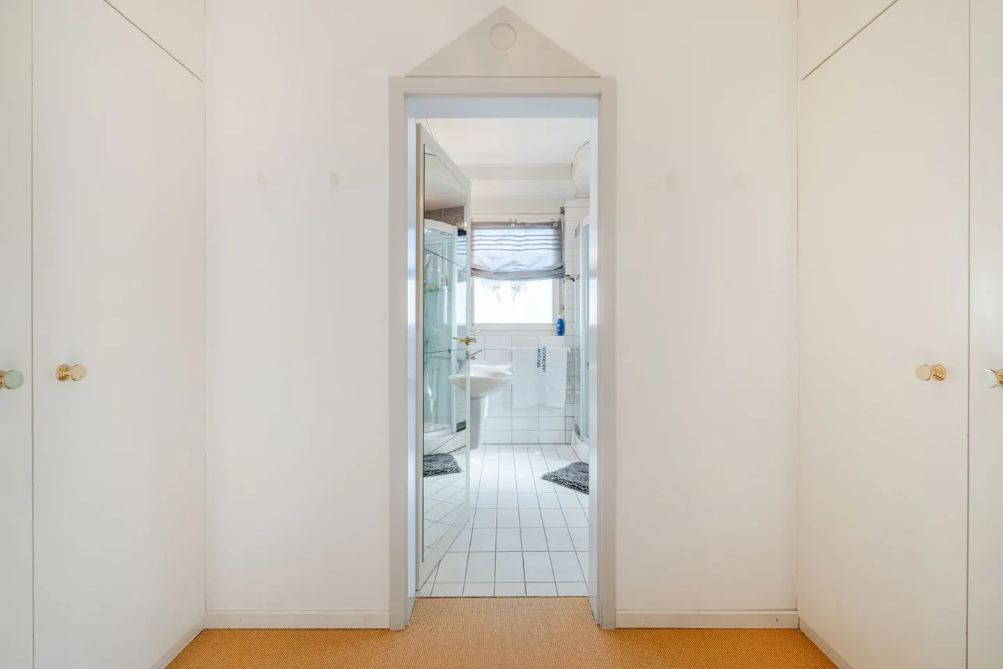 Villa rappresentativa e unica in una posizione residenziale di alto livello con vista lago attraente e appartamento - Foto 31 di 65