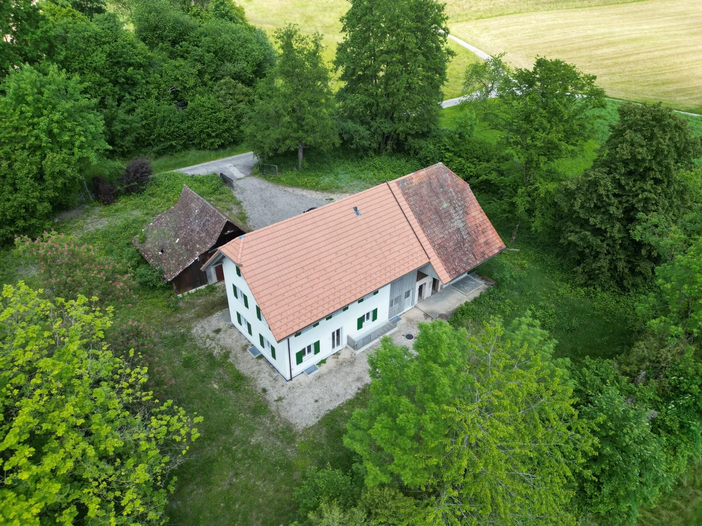 Nuova costruzione con due appartamenti moderni di 4,5 stanze, soffitta ampliabile e parte stalla su un terreno totale di oltre 4'200 m² - Foto 18 di 35