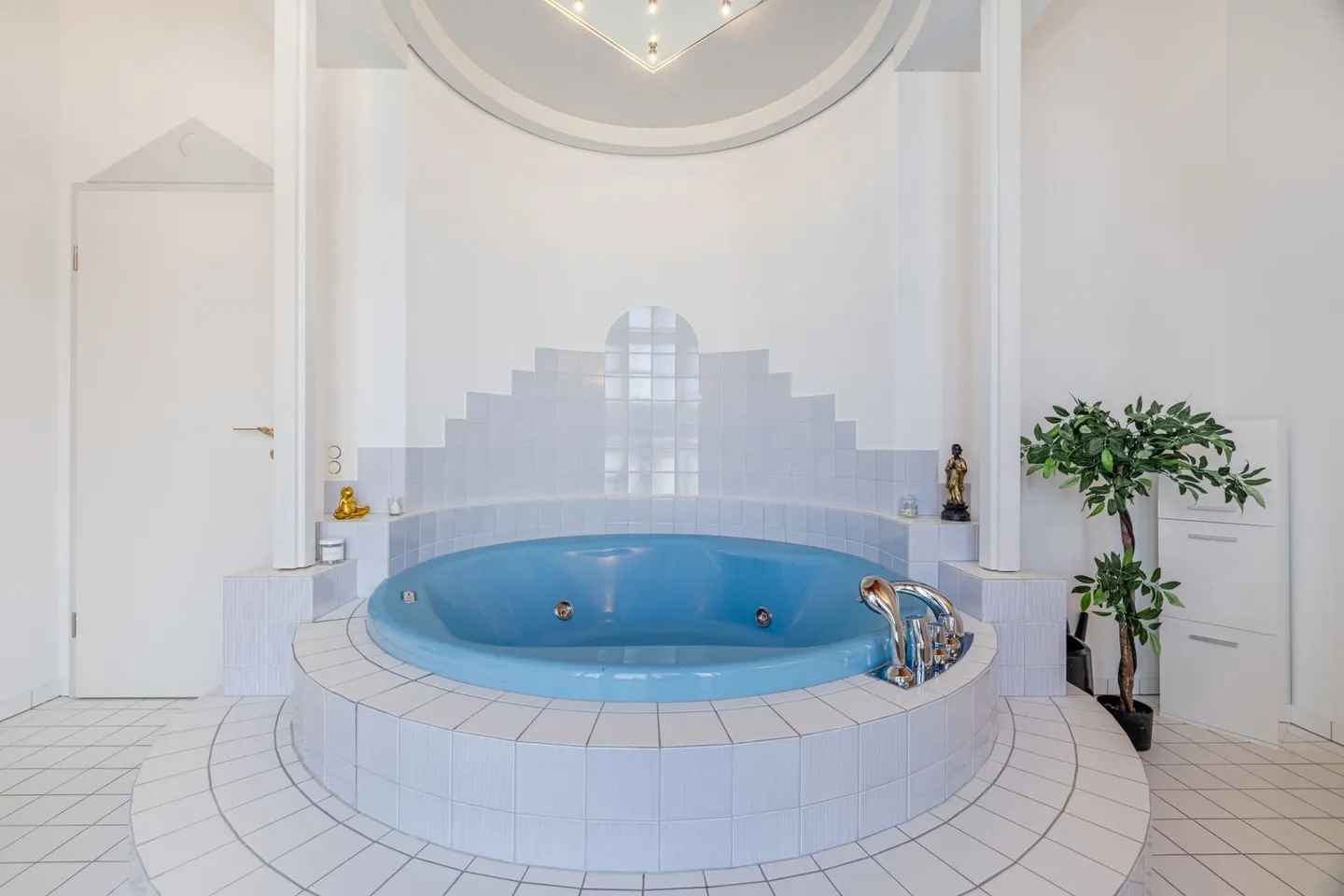 Villa rappresentativa e unica in una posizione residenziale di alto livello con vista lago attraente e appartamento - Foto 37 di 65