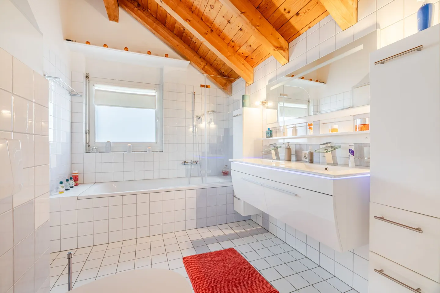 Villa rappresentativa e unica in una posizione residenziale di alto livello con vista lago attraente e appartamento - Foto 40 di 65