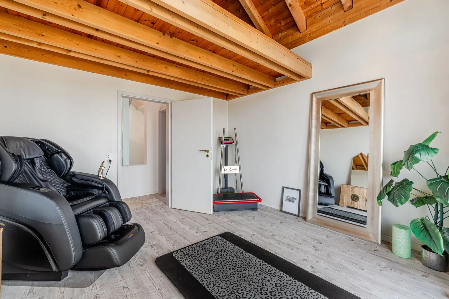 Villa rappresentativa e unica in una posizione residenziale di alto livello con vista lago attraente e appartamento - Foto 32 di 65