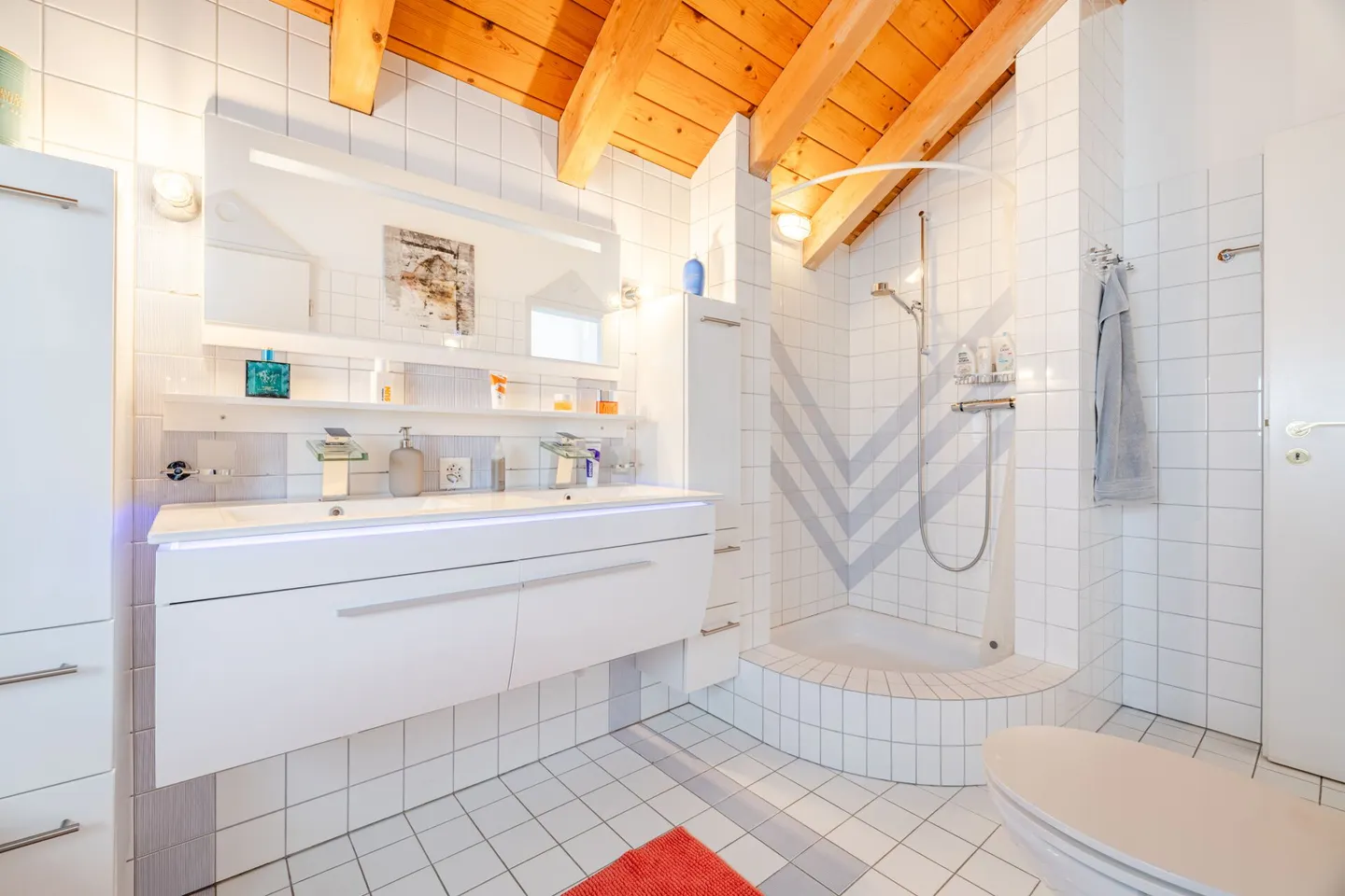 Villa rappresentativa e unica in una posizione residenziale di alto livello con vista lago attraente e appartamento - Foto 39 di 65