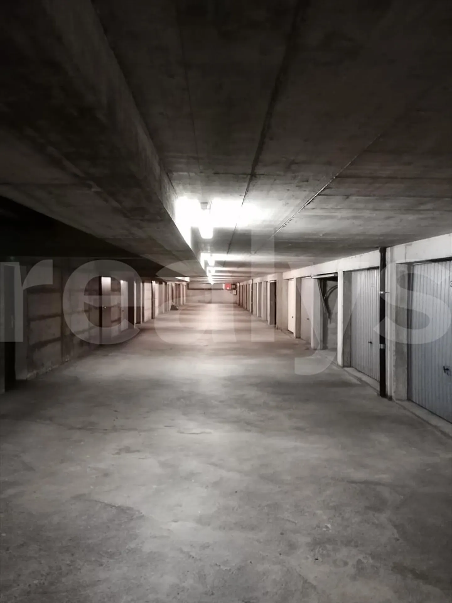 Place couverte - Photo 2 sur 2