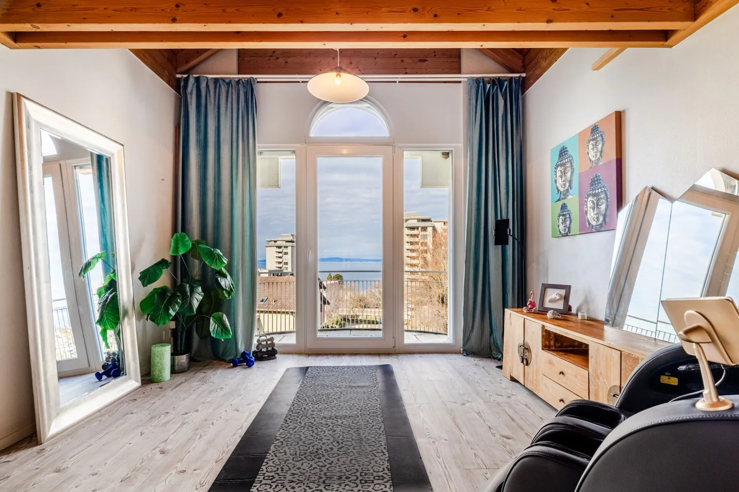 Villa rappresentativa e unica in una posizione residenziale di alto livello con vista lago attraente e appartamento - Foto 36 di 65