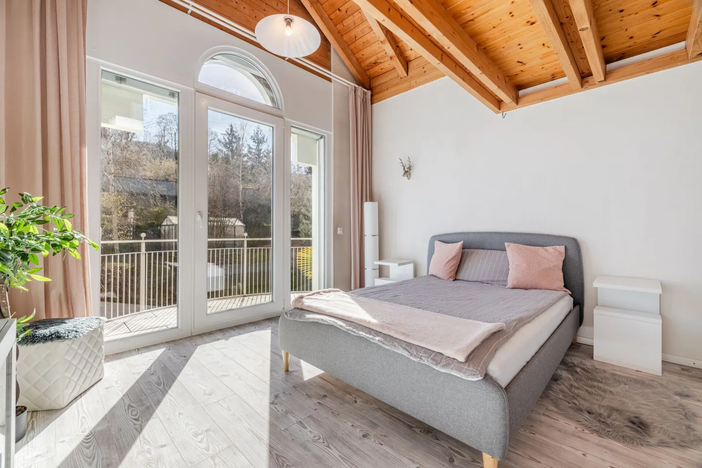 Villa rappresentativa e unica in una posizione residenziale di alto livello con vista lago attraente e appartamento - Foto 42 di 65