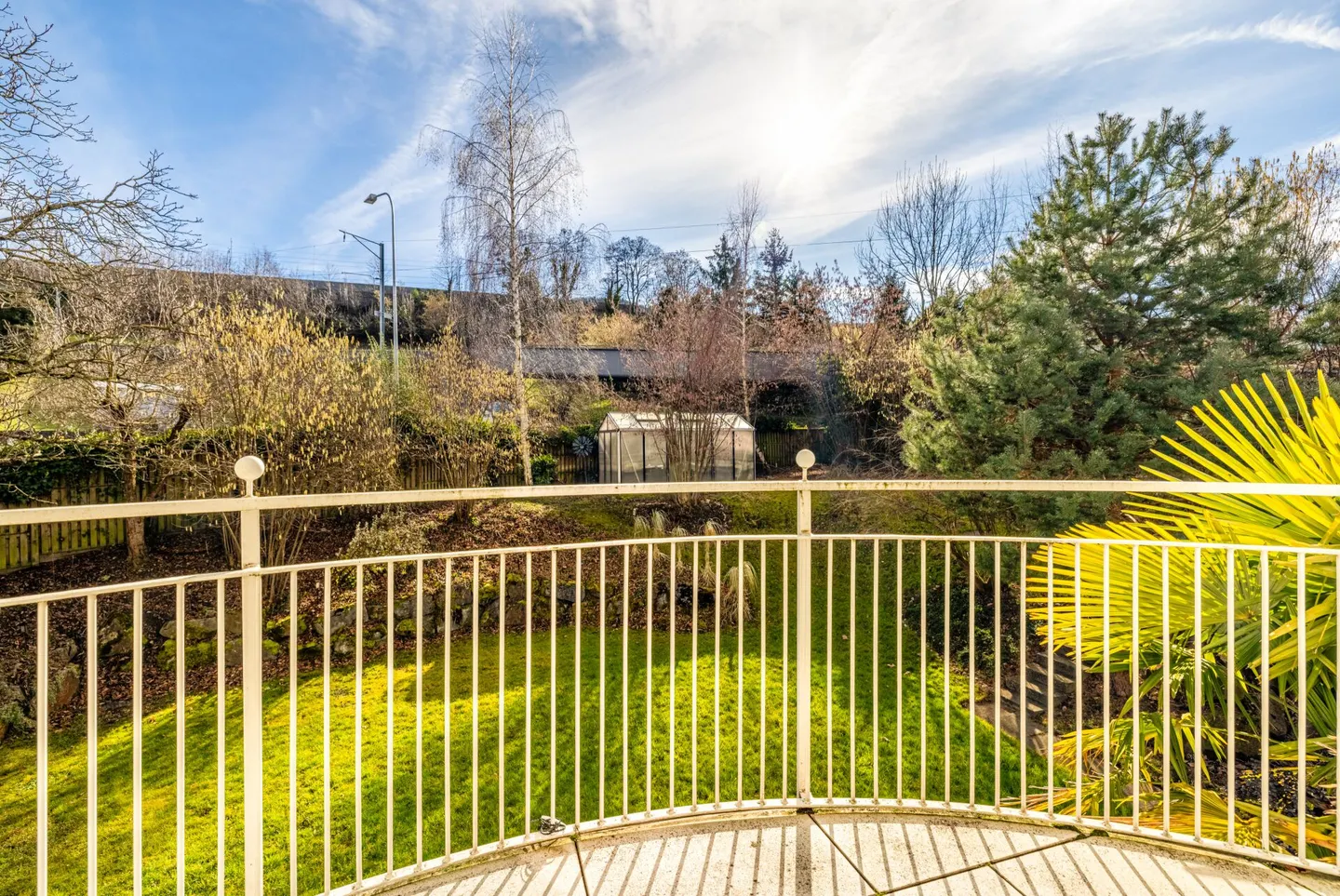 Villa rappresentativa e unica in una posizione residenziale di alto livello con vista lago attraente e appartamento - Foto 45 di 65