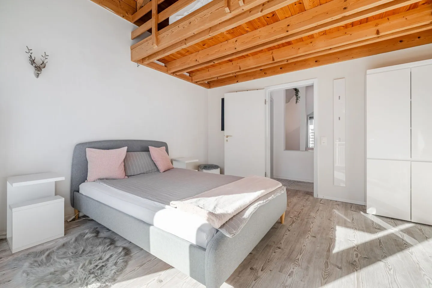Villa rappresentativa e unica in una posizione residenziale di alto livello con vista lago attraente e appartamento - Foto 41 di 65