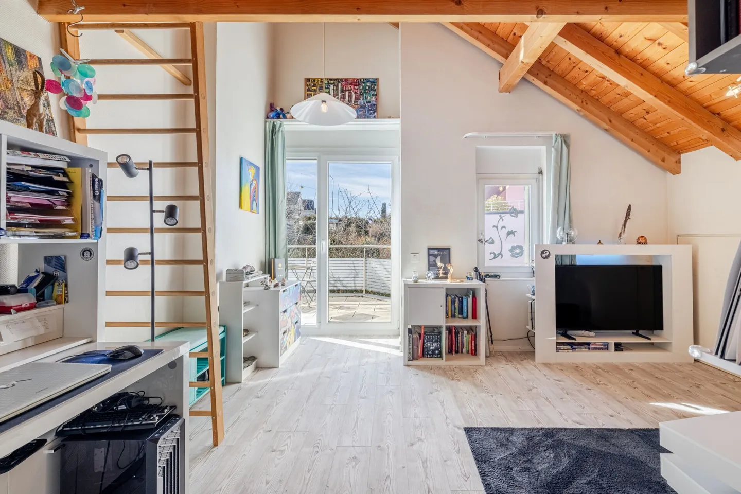 Villa rappresentativa e unica in una posizione residenziale di alto livello con vista lago attraente e appartamento - Foto 38 di 65