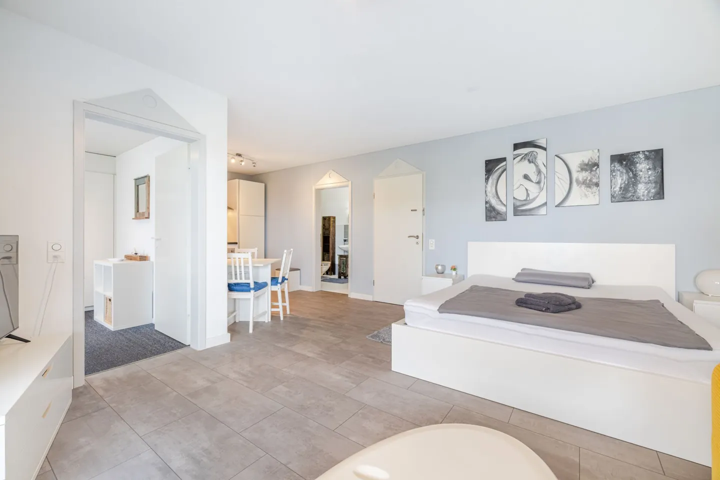 Villa rappresentativa e unica in una posizione residenziale di alto livello con vista lago attraente e appartamento - Foto 51 di 65