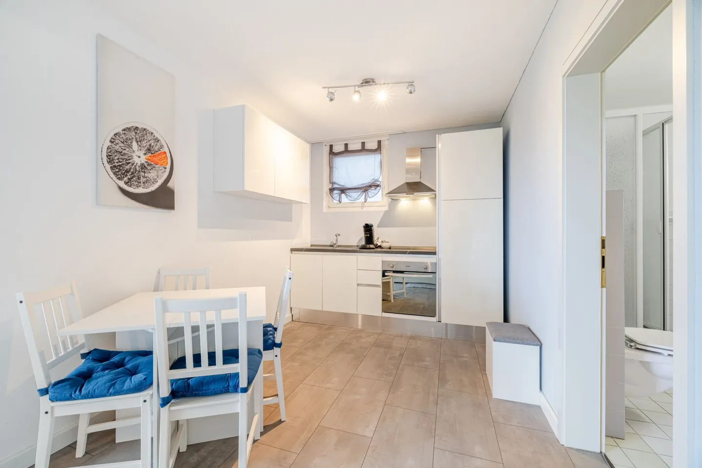 Villa rappresentativa e unica in una posizione residenziale di alto livello con vista lago attraente e appartamento - Foto 50 di 65