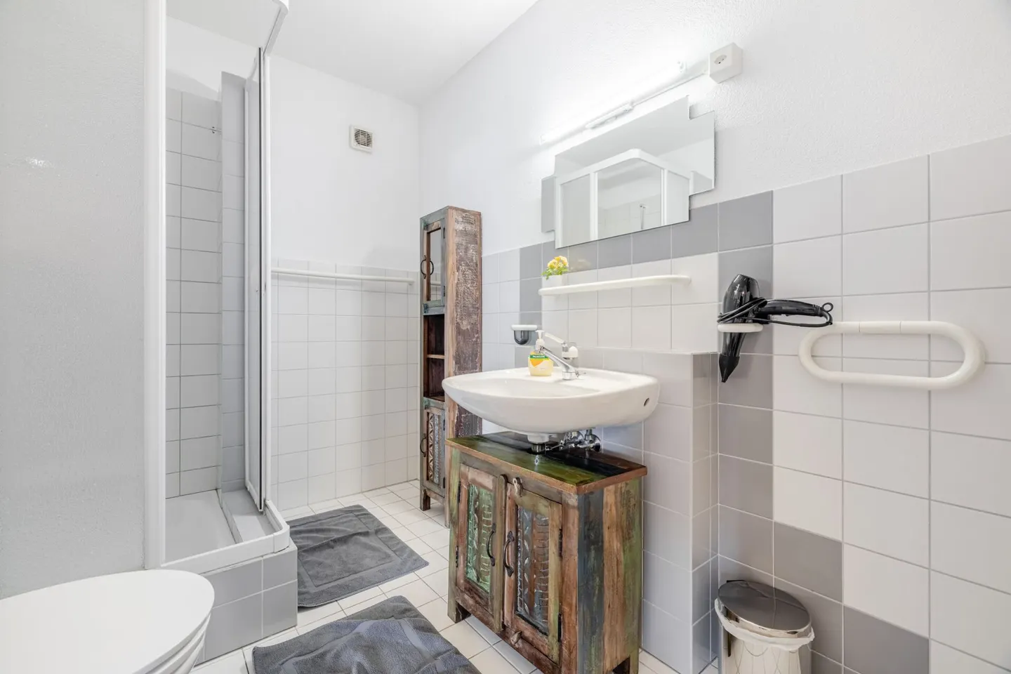 Villa rappresentativa e unica in una posizione residenziale di alto livello con vista lago attraente e appartamento - Foto 49 di 65