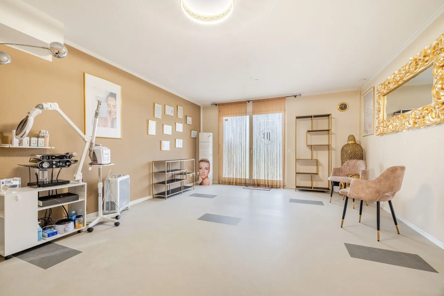 Villa rappresentativa e unica in una posizione residenziale di alto livello con vista lago attraente e appartamento - Foto 54 di 65