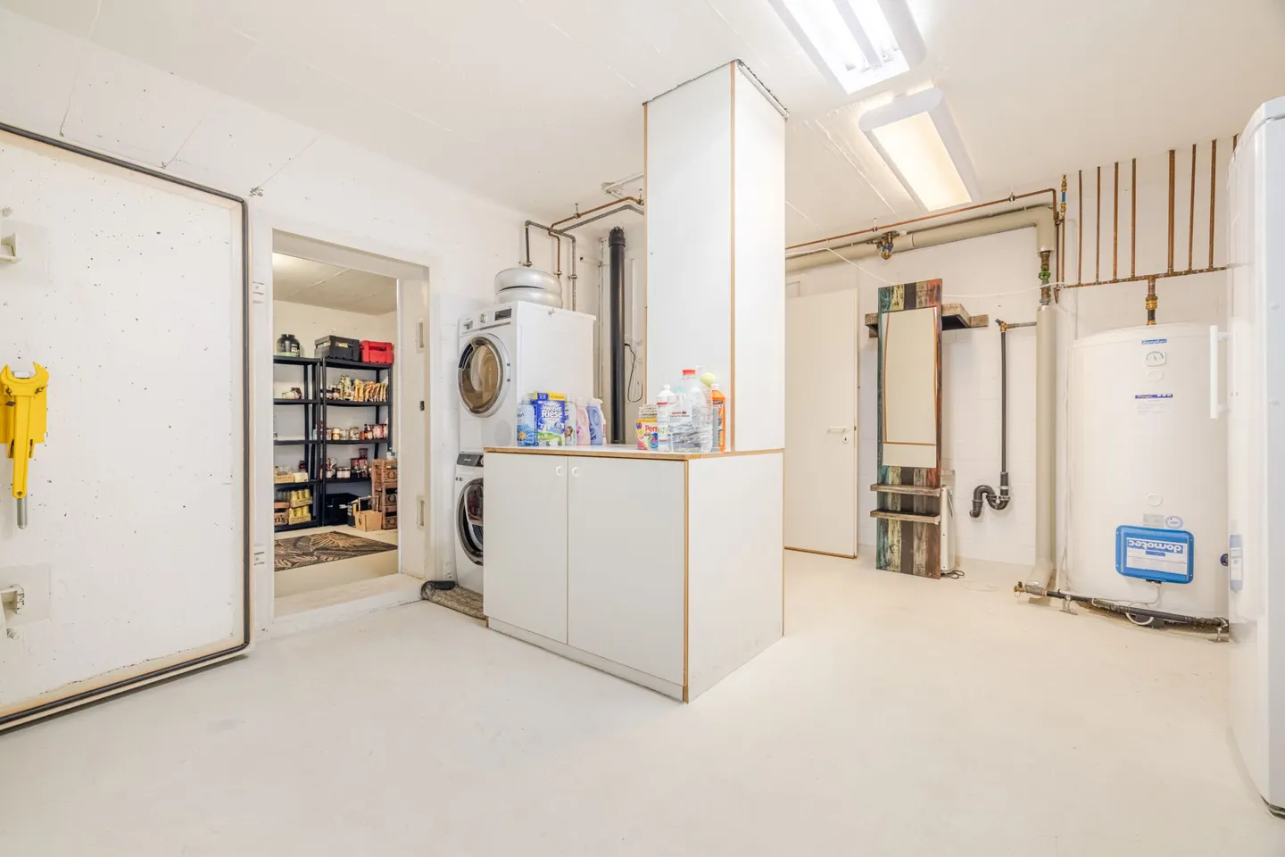 Villa rappresentativa e unica in una posizione residenziale di alto livello con vista lago attraente e appartamento - Foto 55 di 65
