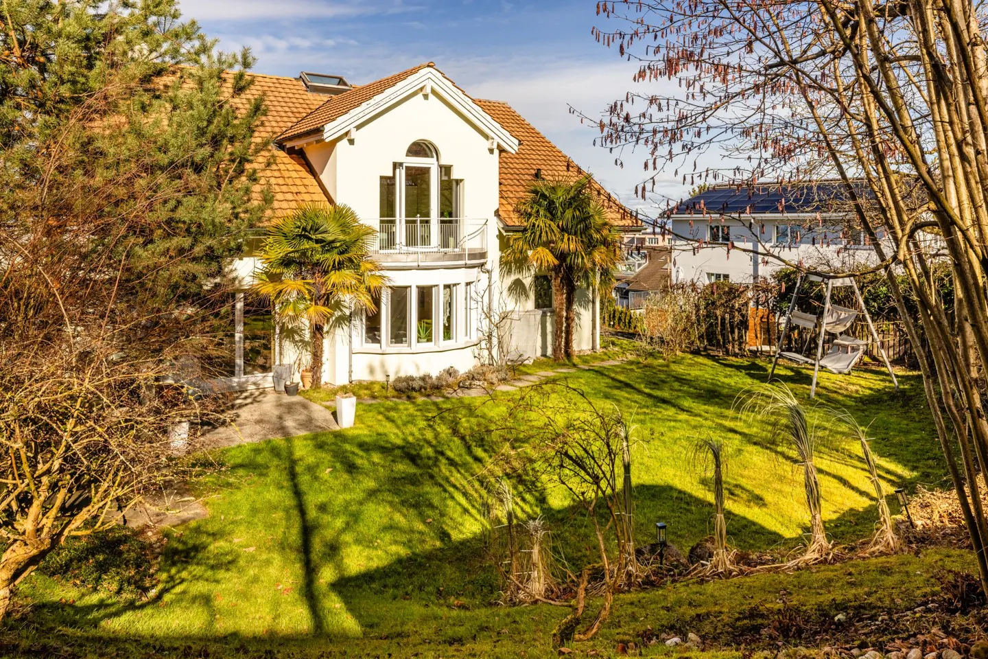 Villa rappresentativa e unica in una posizione residenziale di alto livello con vista lago attraente e appartamento - Foto 59 di 65