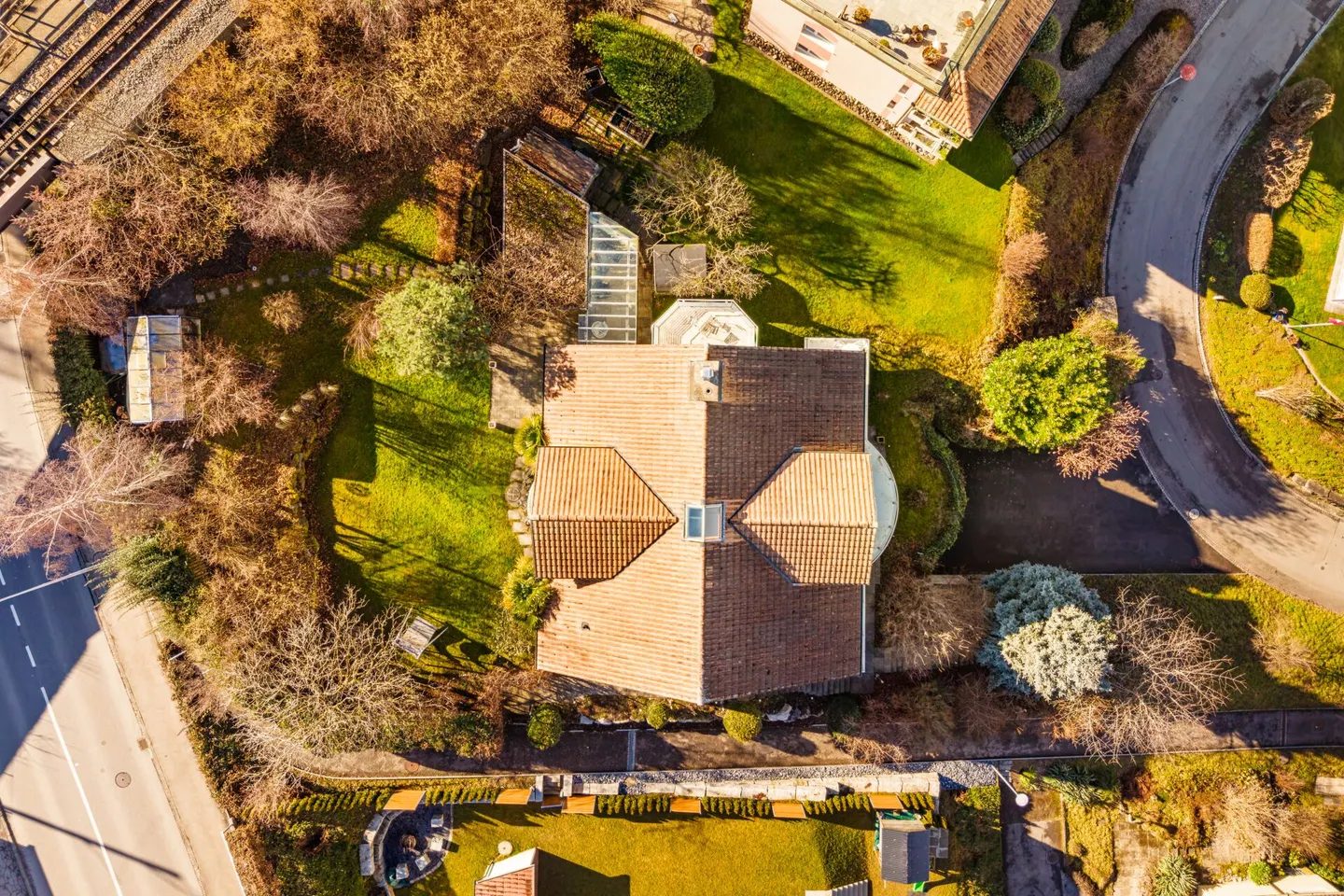Villa rappresentativa e unica in una posizione residenziale di alto livello con vista lago attraente e appartamento - Foto 60 di 65