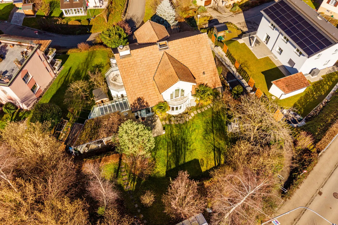 Villa rappresentativa e unica in una posizione residenziale di alto livello con vista lago attraente e appartamento - Foto 61 di 65