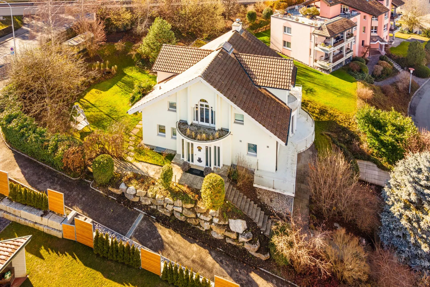 Villa rappresentativa e unica in una posizione residenziale di alto livello con vista lago attraente e appartamento - Foto 62 di 65