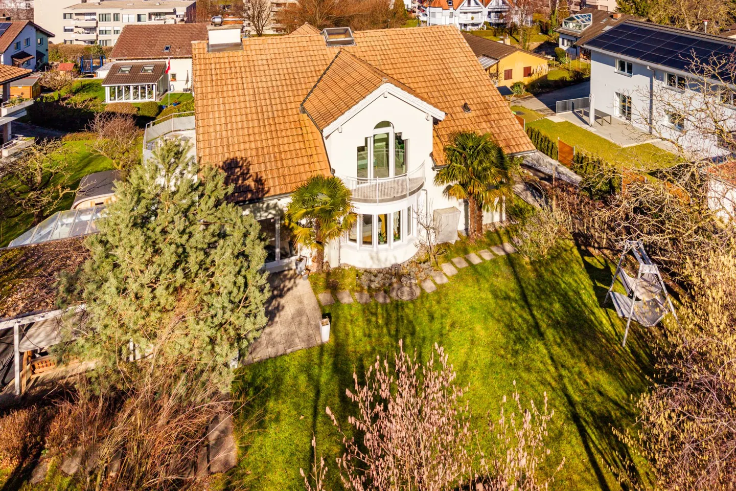Villa rappresentativa e unica in una posizione residenziale di alto livello con vista lago attraente e appartamento - Foto 63 di 65