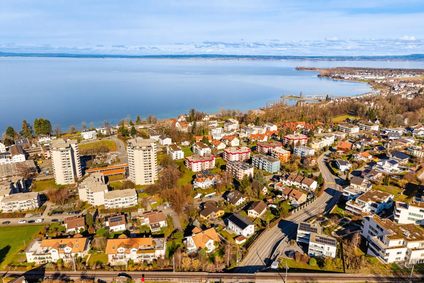 Villa rappresentativa e unica in una posizione residenziale di alto livello con vista lago attraente e appartamento - Foto 64 di 65