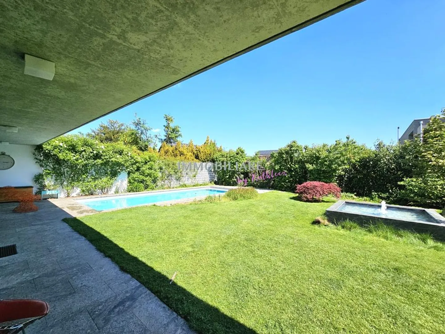 Maison d'architecte exclusive dans le style mid-century avec de grands espaces - Photo 2 sur 19