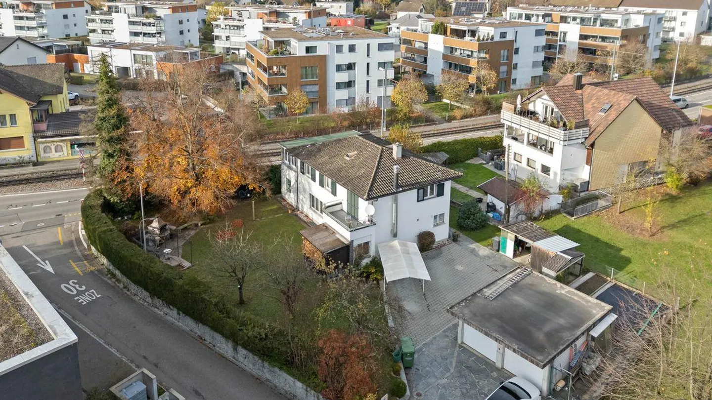 Maison de deux familles de rêve à Unterentfelden avec un grand jardin d'hiver - Photo 1 sur 8