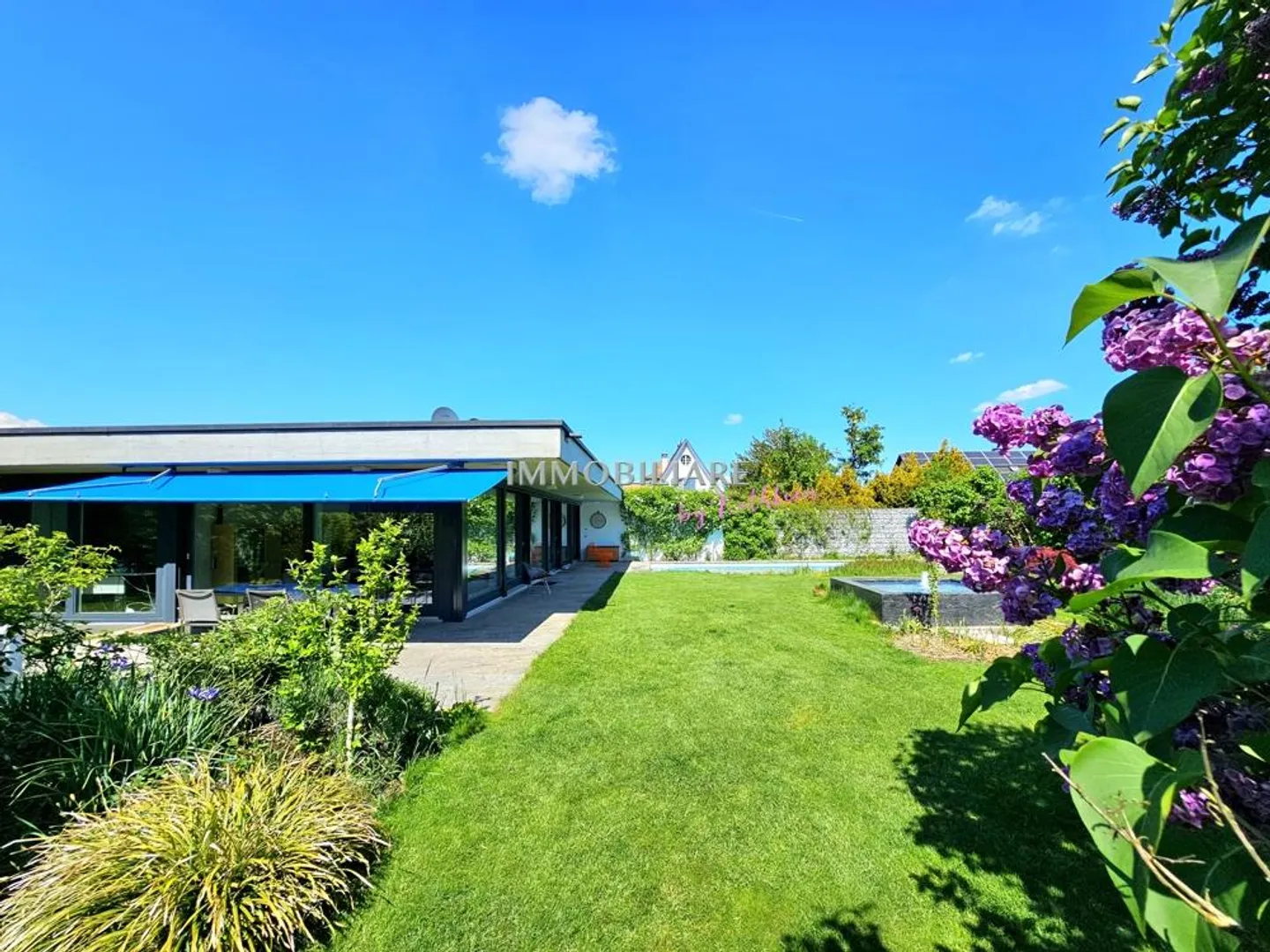 Maison d'architecte exclusive dans le style mid-century avec de grands espaces - Photo 19 sur 19