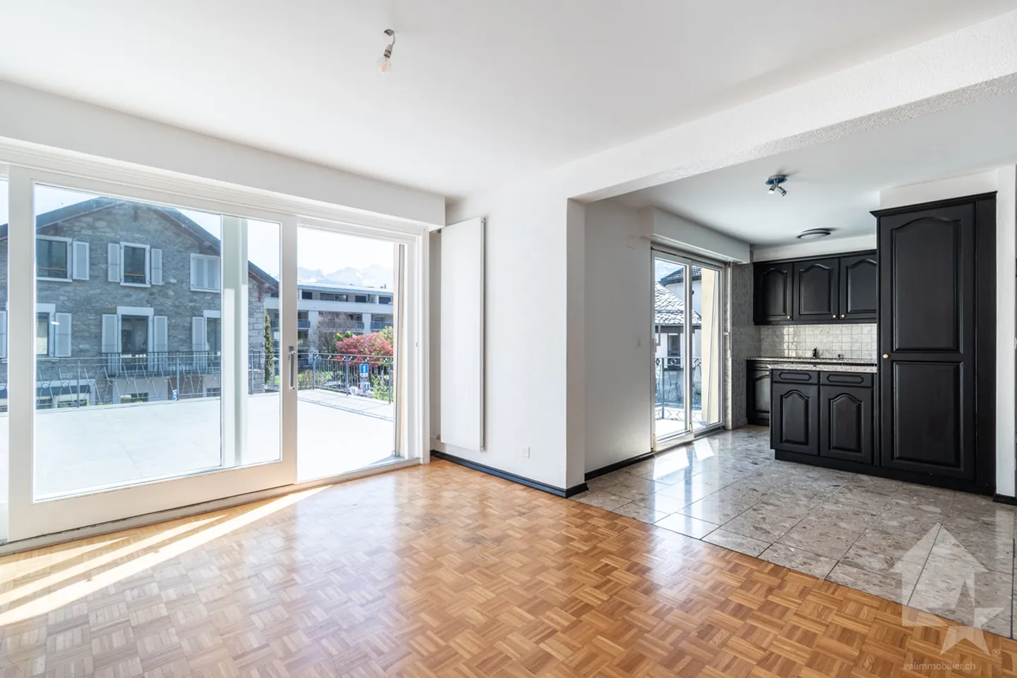 Collombey, Dorfhaus mit Terrasse und Garage - Foto 3 von 11