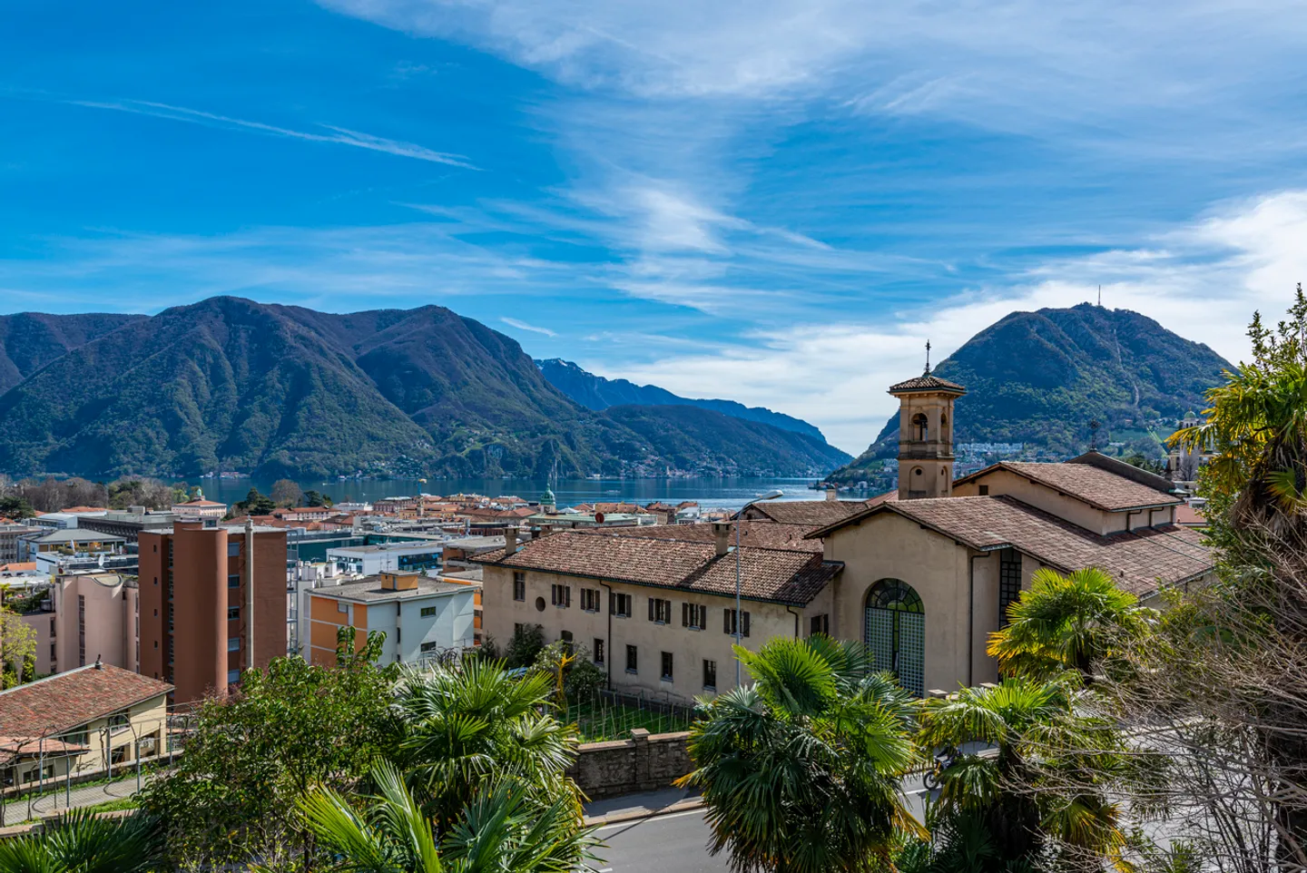 Spazioso immobile con potenziale residenziale nel cuore di Lugano - Foto 1 di 8