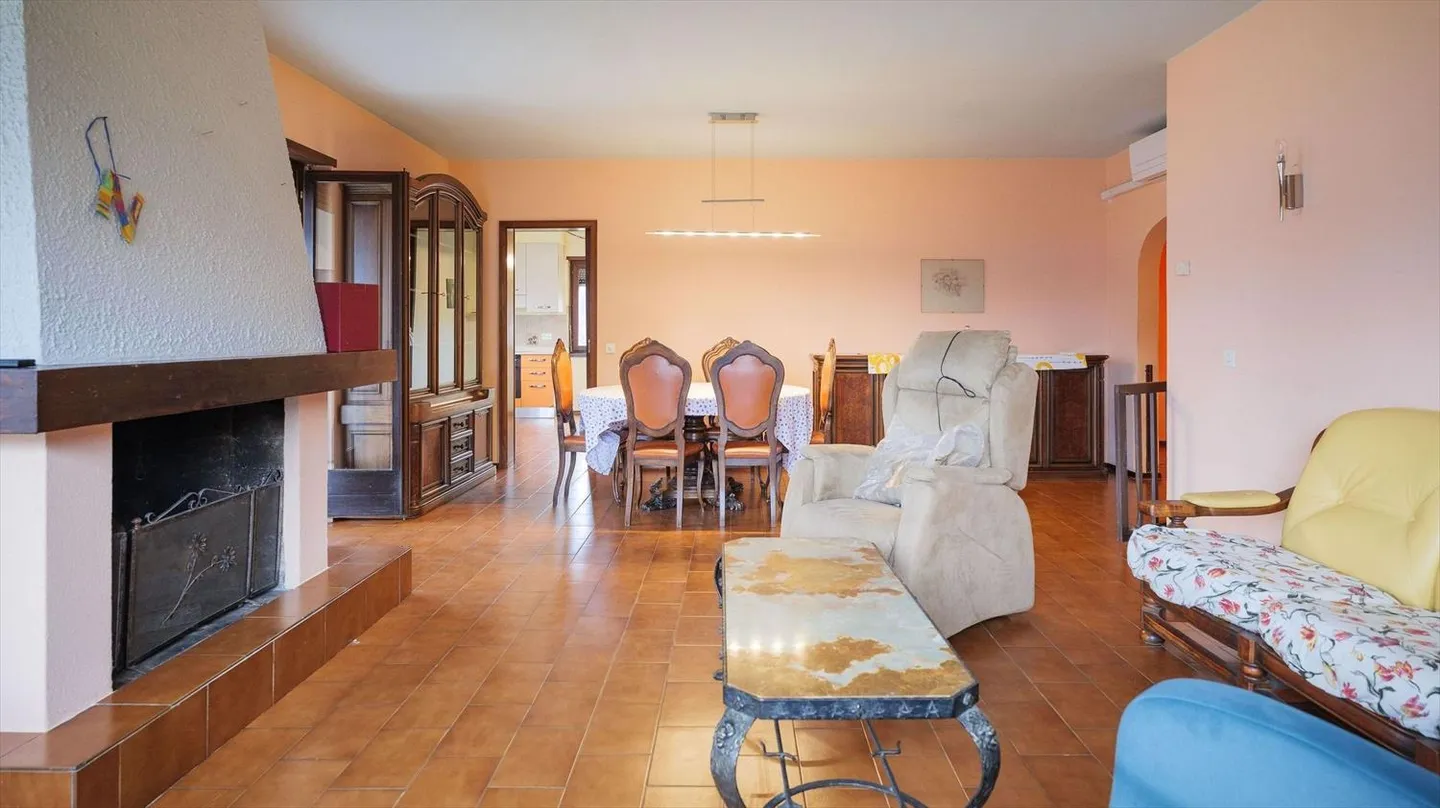 Bella casa con tre appartamenti a Ponte Tresa - Foto 2 di 9