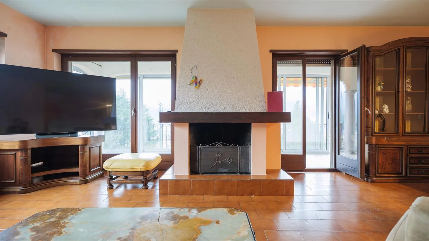 Bella casa con tre appartamenti a Ponte Tresa - Foto 3 di 9