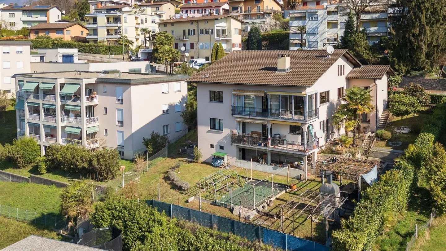 Bella casa con tre appartamenti a Ponte Tresa - Foto 1 di 9
