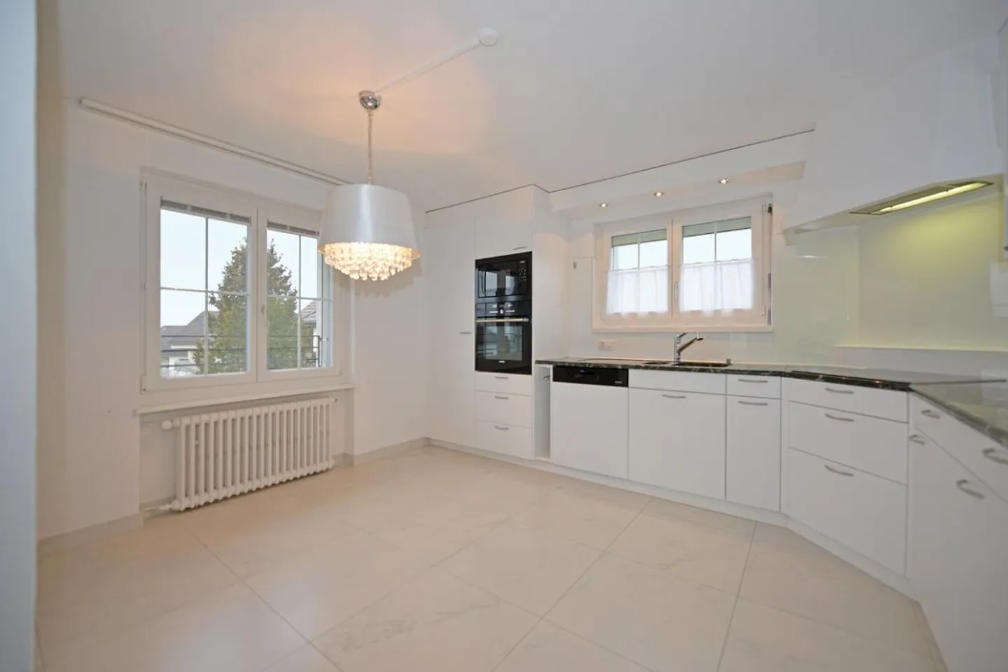 Maison individuelle avec jardin et unité de vie séparée - appartement de 3,5 pièces et appartement de 5,5 pièces - Photo 4 sur 5