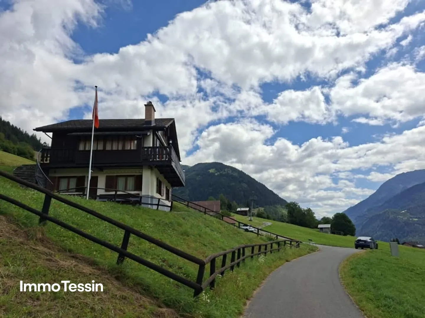 DEUXIÈME RÉSIDENCE : Magnifique chalet avec un travail du bois raffiné et un appartement d'invité dans un emplacement ensoleillé bien situé - Photo 3 sur 13